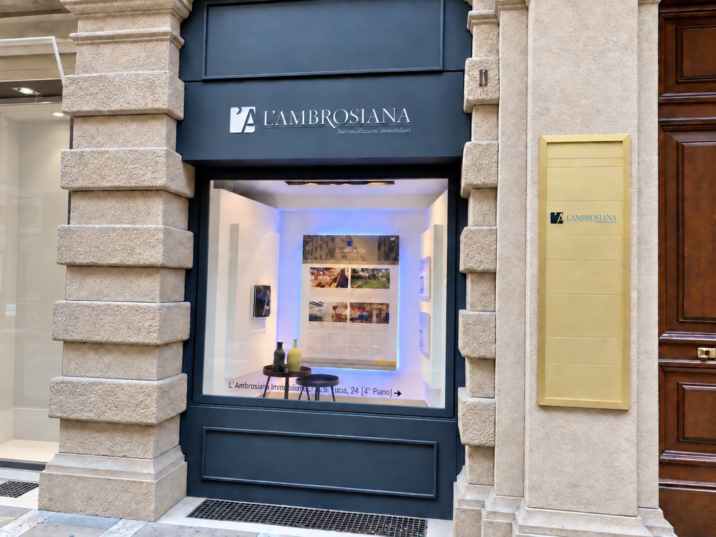 La vetrina de L’Ambrosiana Immobiliare in Via Santa Lucia, sotto l’insegna dell’agenzia.